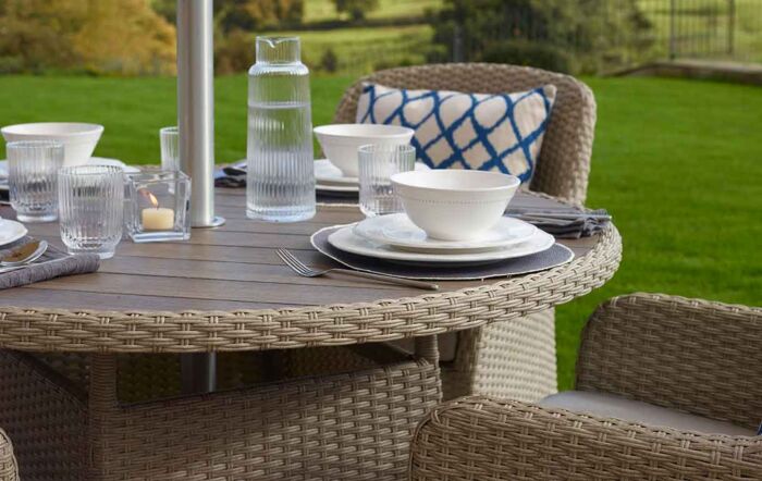 Bramblecrest Tetbury 4 Seater Round Dining Set with Parasol & Base - Nutmeg