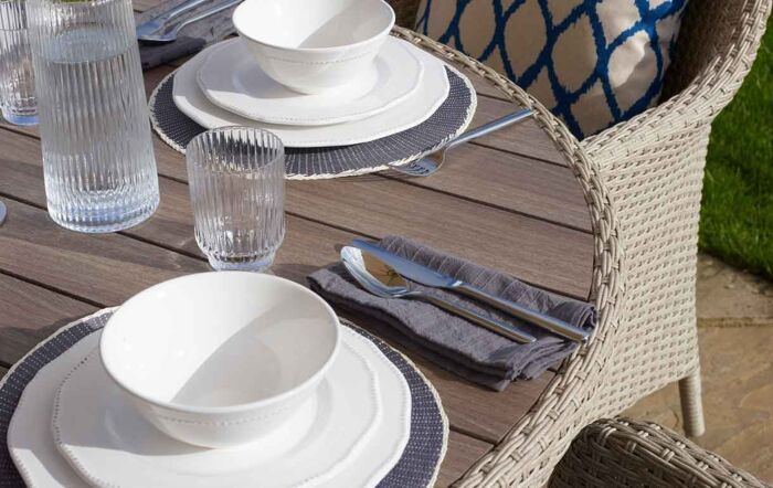 Bramblecrest Tetbury 4 Seater Round Dining Set with Parasol & Base - Nutmeg