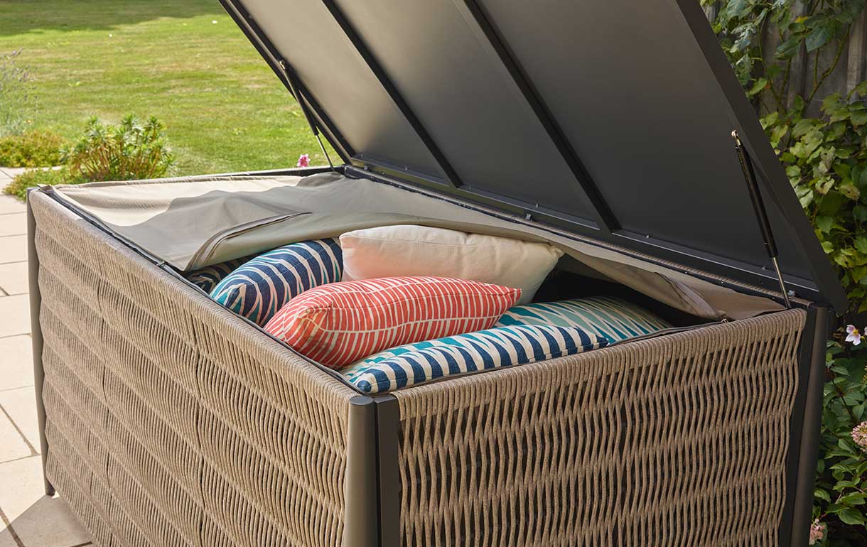 Garden cushion box with liner