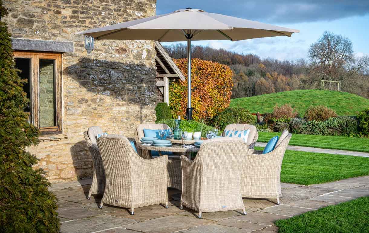 Monterey round dining set with parasol